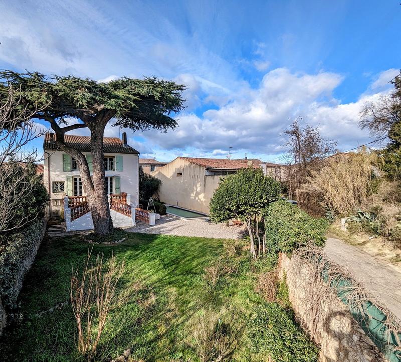 Maison - 250 m² - 8 pièces