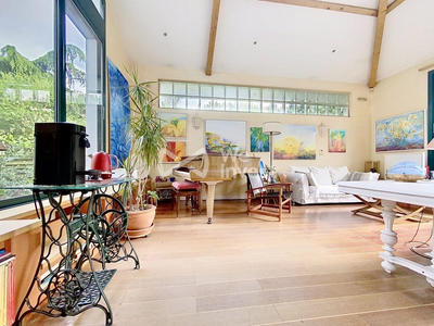 Maison - 247 m² - 11 pièces