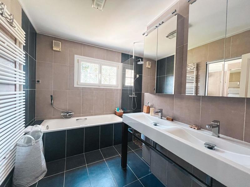 Maison - 210 m² - 8 pièces