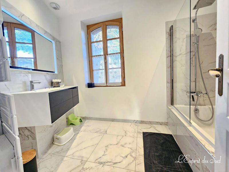 Maison - 184 m² - 8 pièces