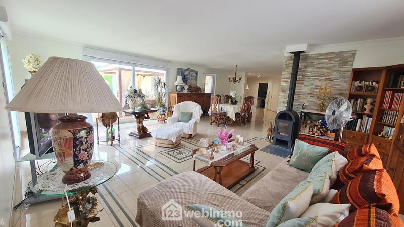 Maison - 231 m² - 8 pièces