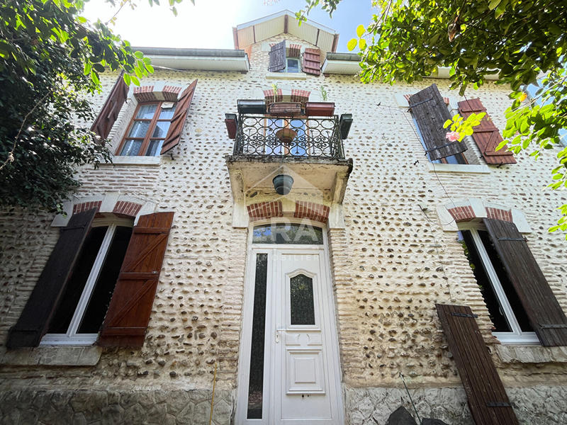 Maison - 203 m² - 9 pièces