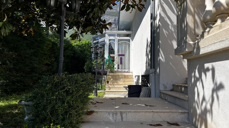 Maison - 249 m² - 9 pièces