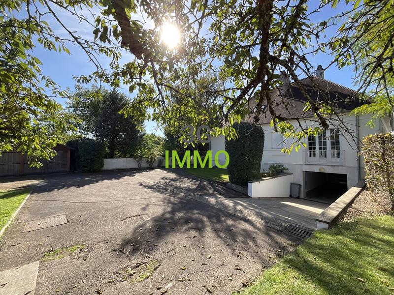 Maison traditionnelle - 333 m² - 8 pièces