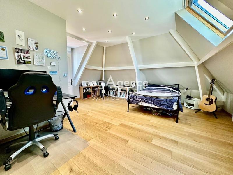 Maison - 202 m² - 7 pièces