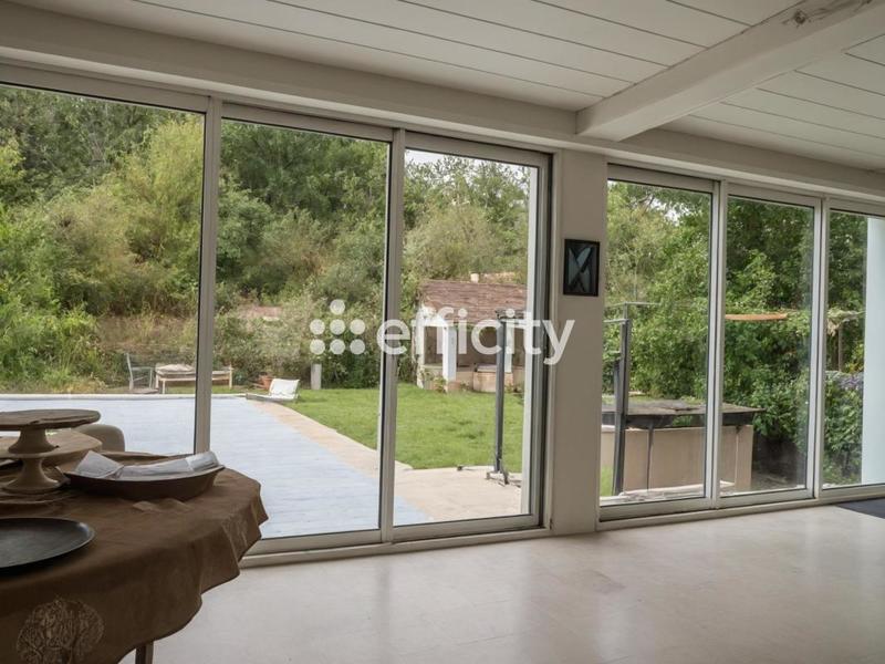 Maison - 235 m² - 8 pièces