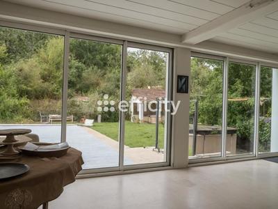 Maison - 235 m² - 8 pièces