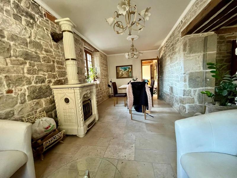 Propriété - 215 m² - 10 pièces