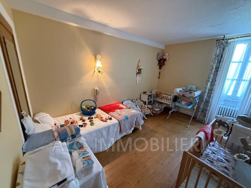 Propriété - 1 040 m² - 24 pièces