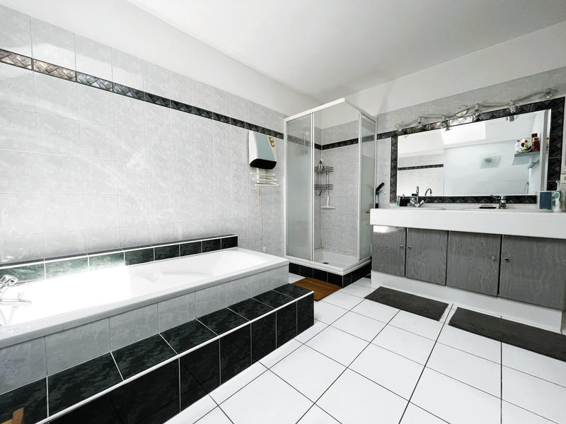 Maison traditionnelle - 211 m² - 8 pièces