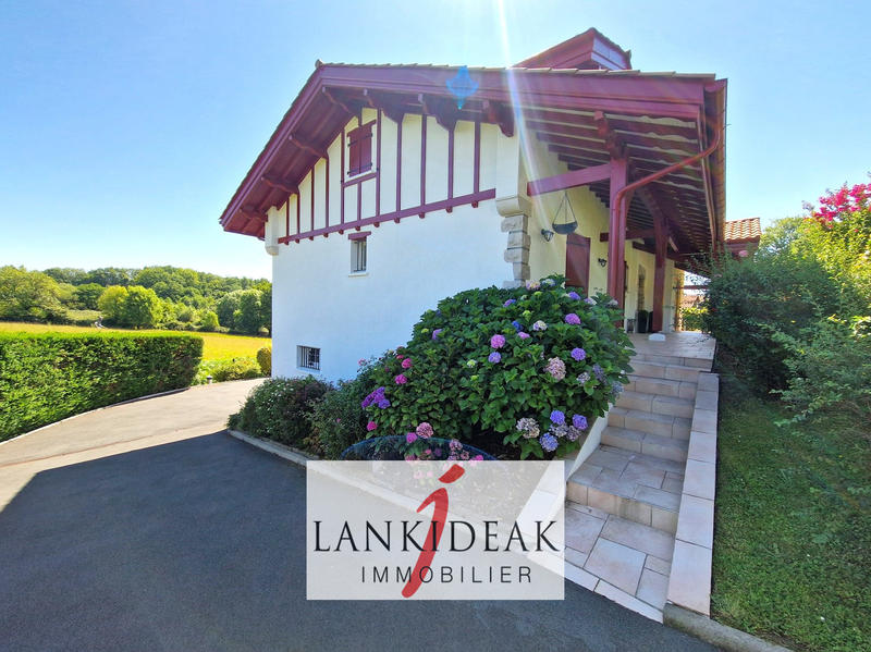 Maison - 204 m² - 6 pièces