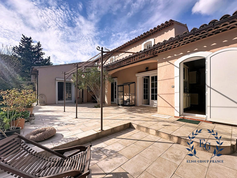 Maison - 218 m² - 7 pièces