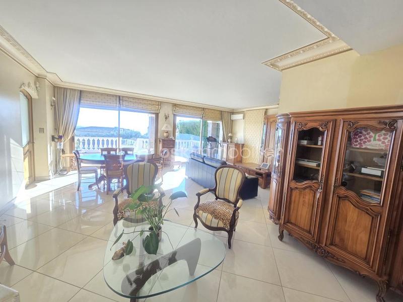 Maison traditionnelle - 250 m² - 5 pièces