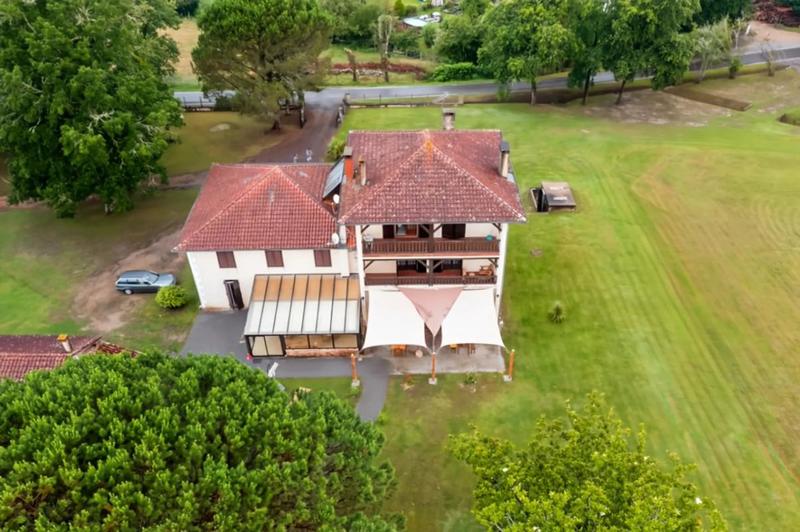 Maison - 450 m² - 12 pièces