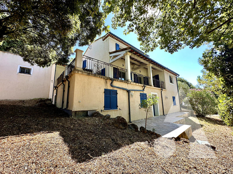 Maison - 226 m² - 8 pièces