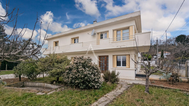 Maison - 255 m² - 8 pièces