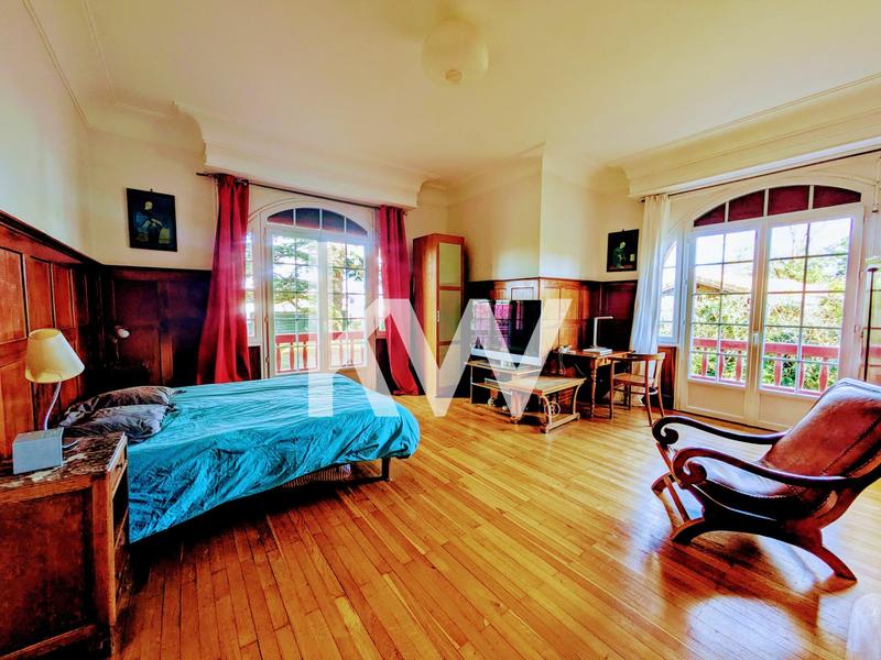 Maison - 225 m² - 6 pièces