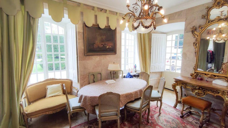 Château - 1 242 m² - 20 pièces