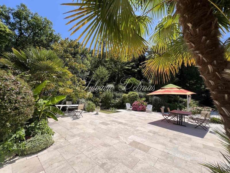 Maison - 220 m² - 7 pièces