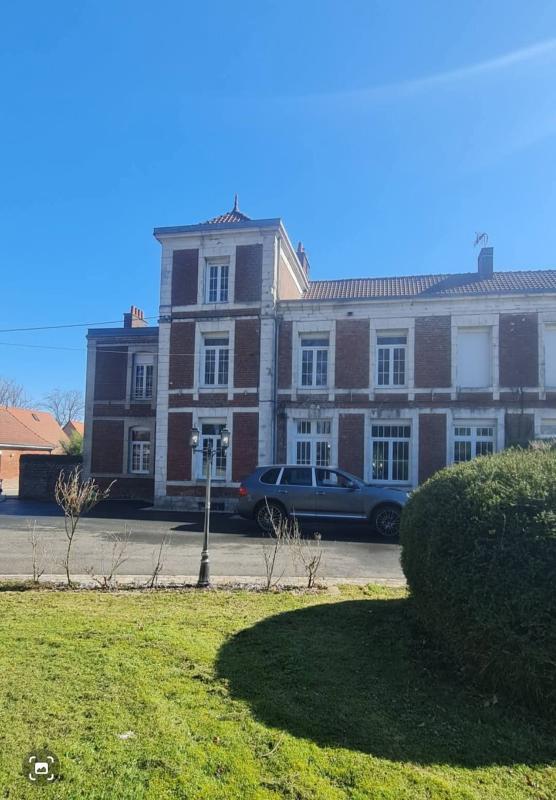 Maison - 954 m² - 40 pièces