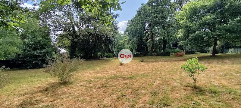 Terrain constructible - 1 600 m²