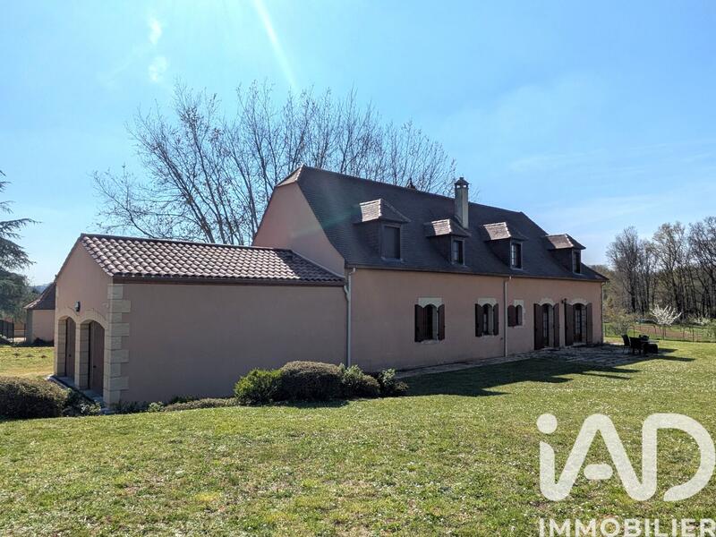 Maison - 277 m² - 9 pièces