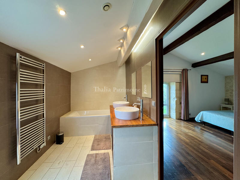 Maison - 250 m² - 7 pièces