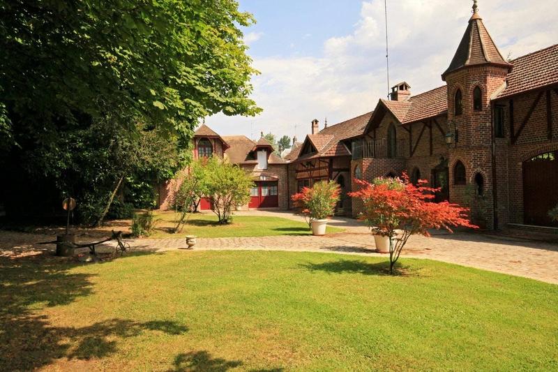 Demeure - 1 736 m² - 30 pièces