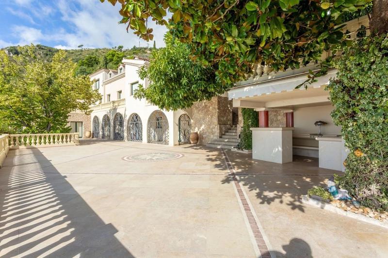 Villa - 301 m² - 8 pièces