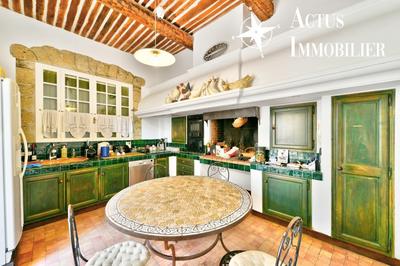 Maison - 220 m² - 7 pièces