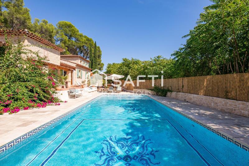 Maison - 220 m² - 8 pièces