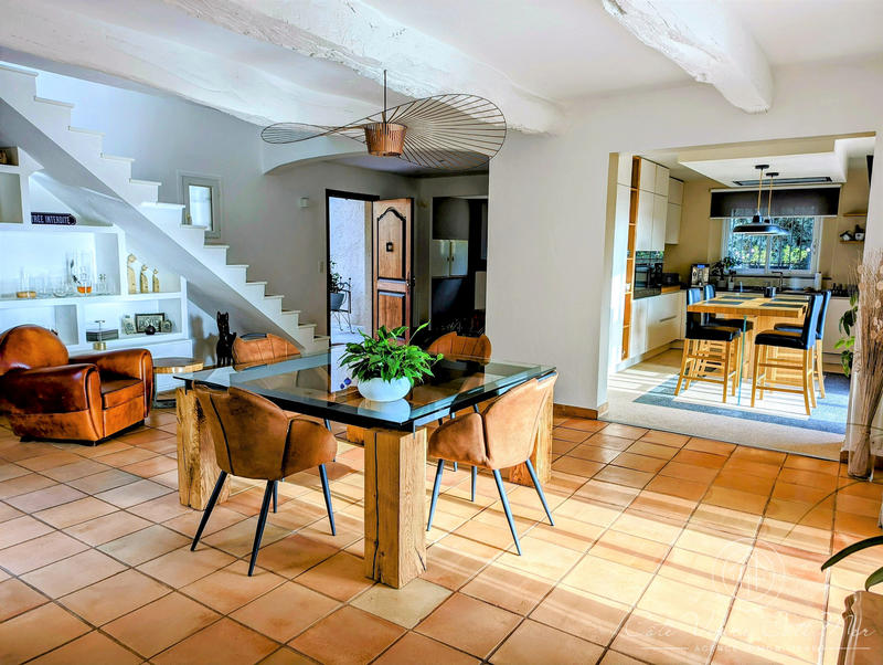 Maison - 234 m² - 8 pièces