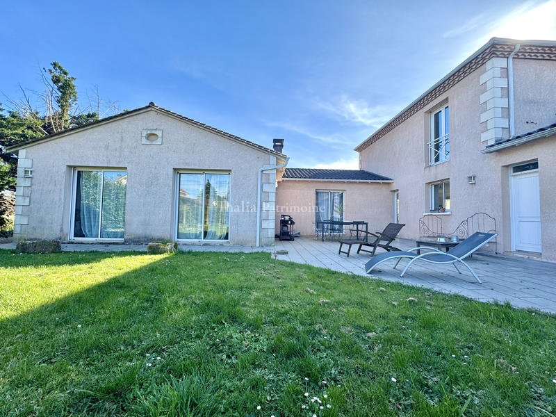 Maison - 235 m² - 7 pièces