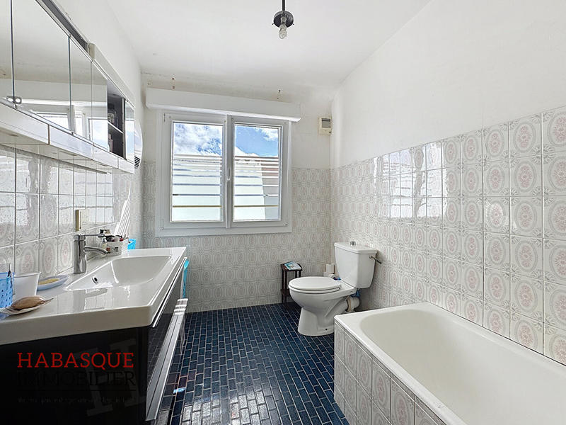 Maison - 253 m² - 12 pièces