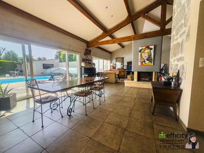 Maison - 219 m² - 10 pièces