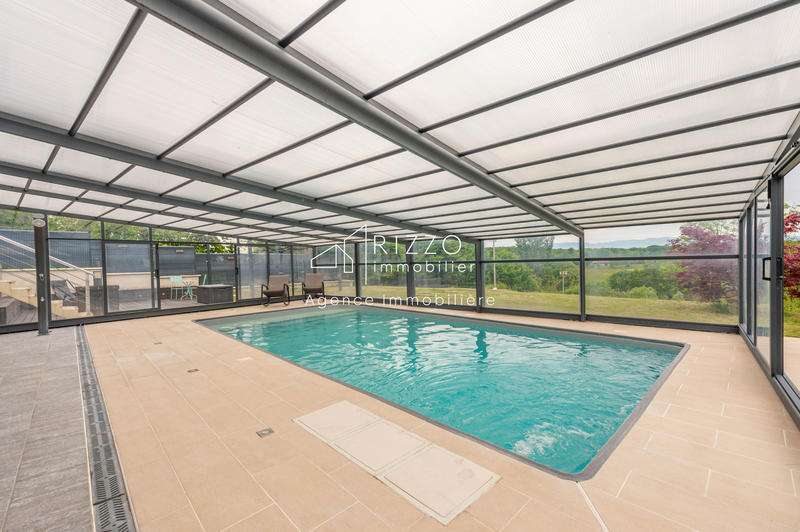 Maison - 242 m² - 8 pièces