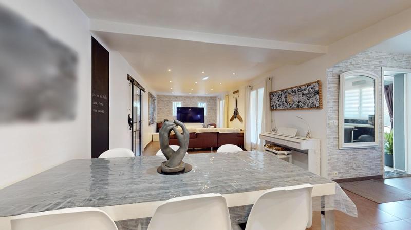 Maison - 181 m² - 9 pièces