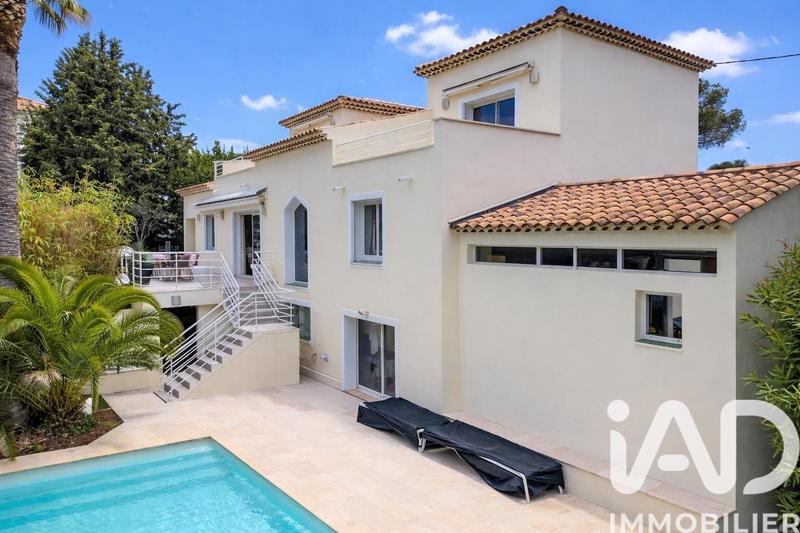 Maison - 235 m² - 6 pièces