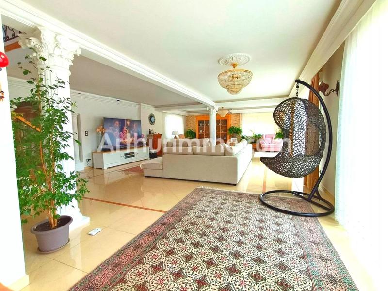 Maison - 280 m² - 6 pièces