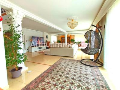 Maison - 280 m² - 6 pièces