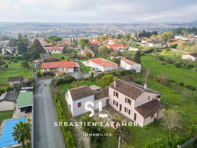 Maison - 186 m² - 8 pièces