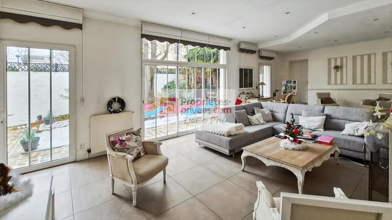 Maison - 250 m² - 9 pièces