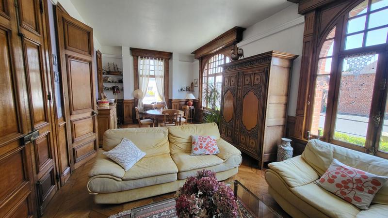 Maison - 385 m² - 8 pièces