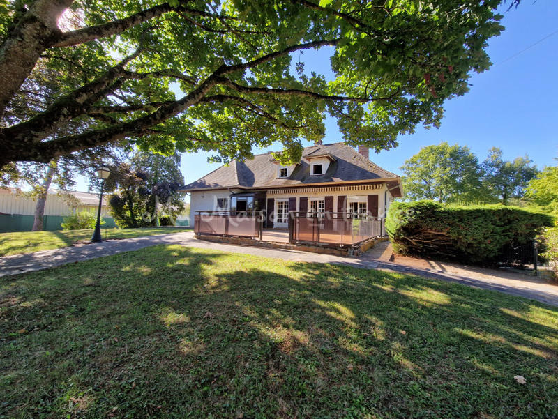 Maison - 225 m² - 11 pièces