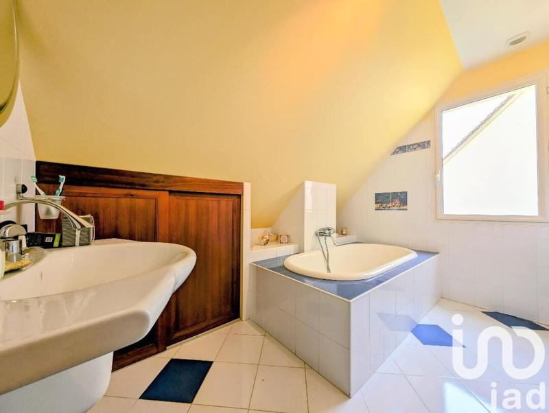 Maison - 300 m² - 12 pièces