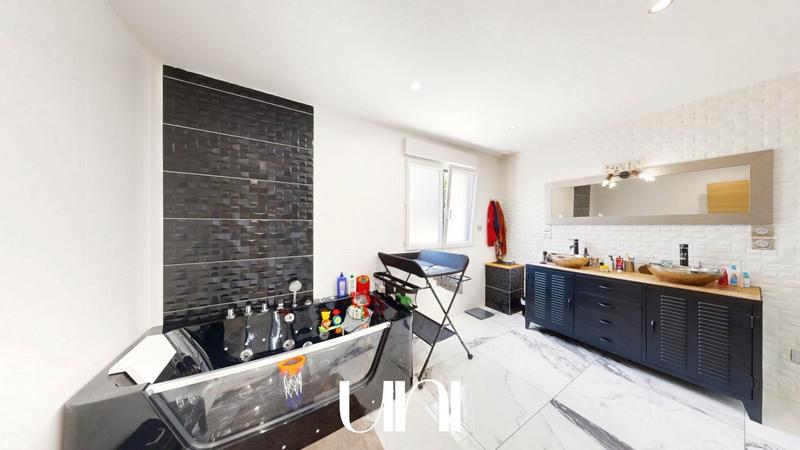 Maison - 206 m² - 6 pièces