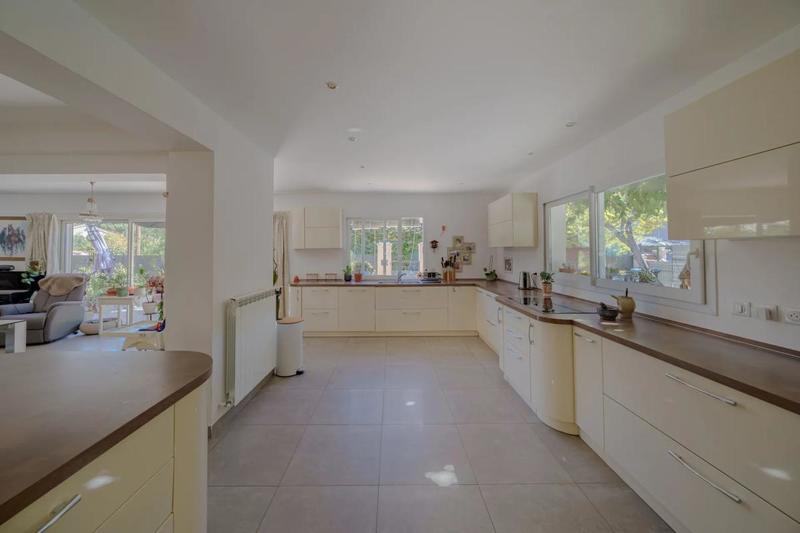 Maison - 350 m² - 6 pièces