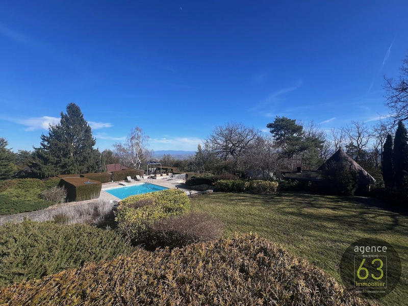 Maison - 430 m² - 9 pièces