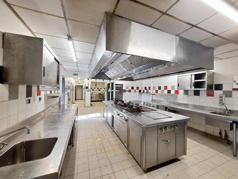 Maison - 718 m² - 8 pièces