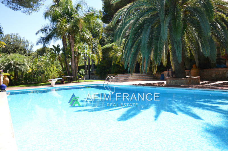 Villa - 360 m² - 7 pièces